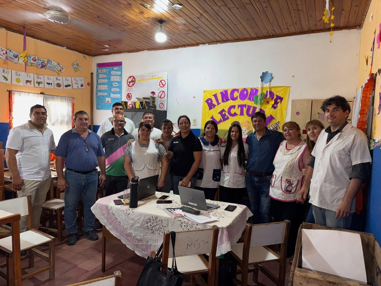 El intendente Ariel Lovey visitó la E.E.P. N.º 685 de Tacuruzal y supervisó trabajos de mantenimiento