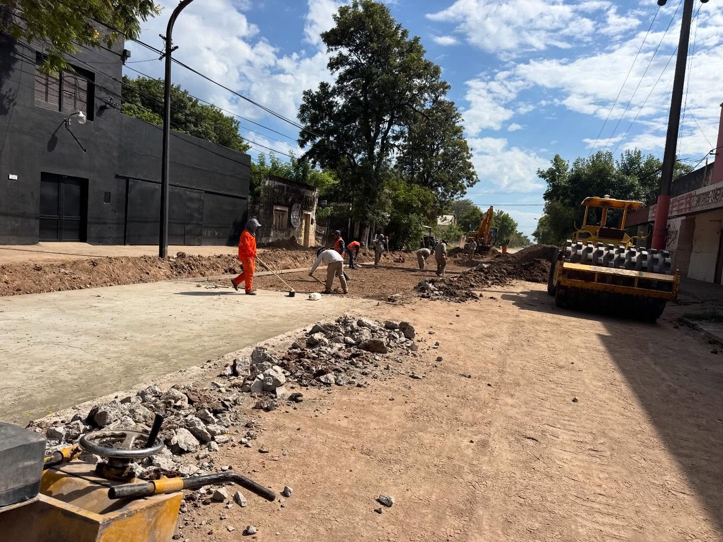 Avances en el reasfaltado de la calle Santiago del Estero